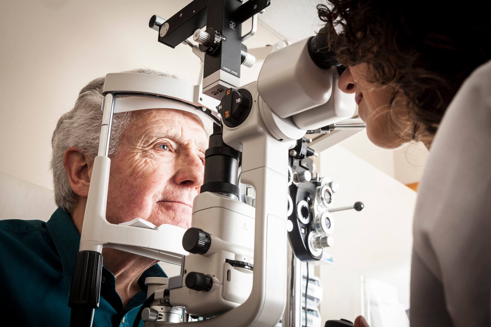cataracte-colombes ophtalmologue examinant un patient souffrant de cataracte secondaire