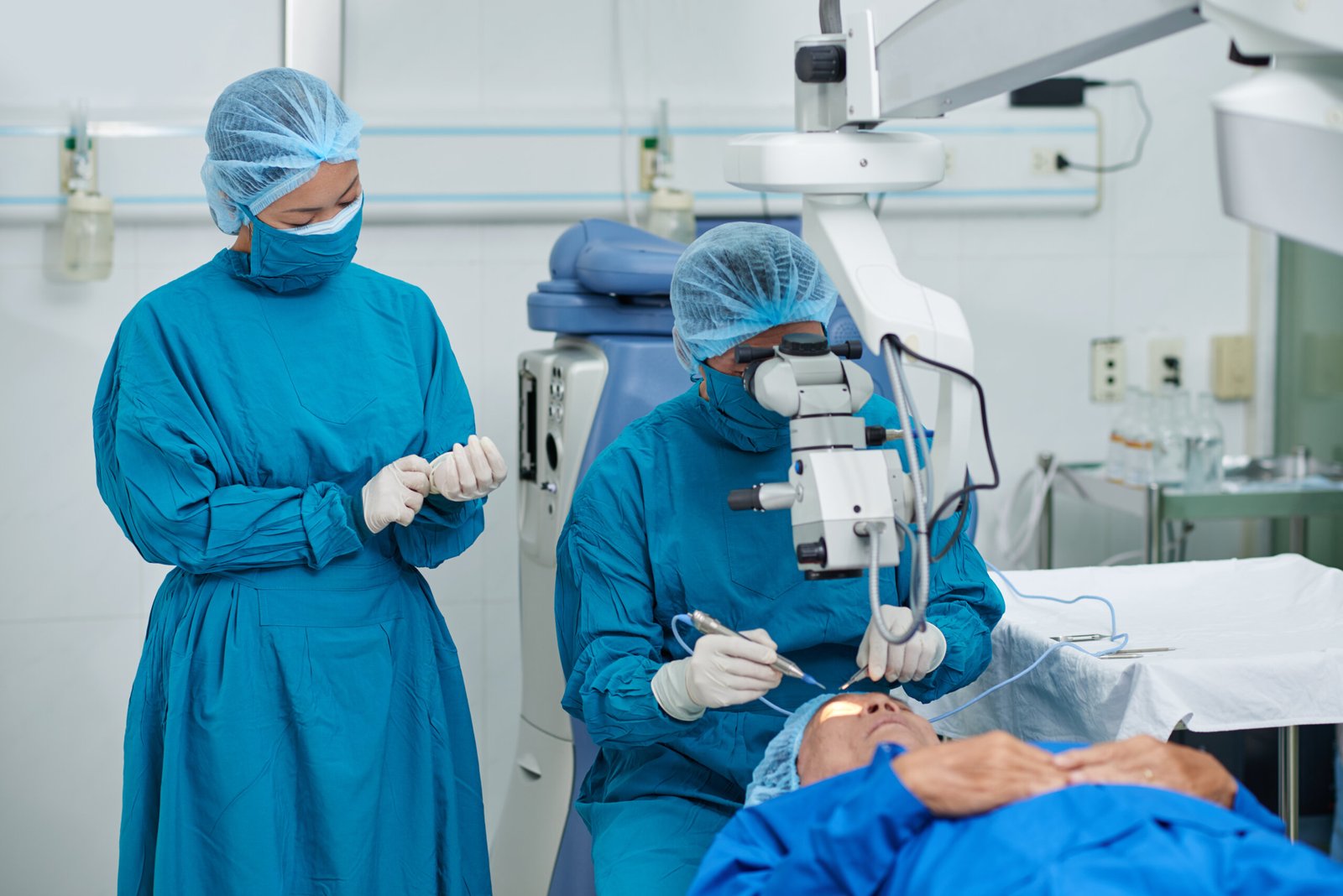 pole-ophtalmologie-colombes-la-defense photo d'un ophtalmologue réalisant une chirurgie du glaucome