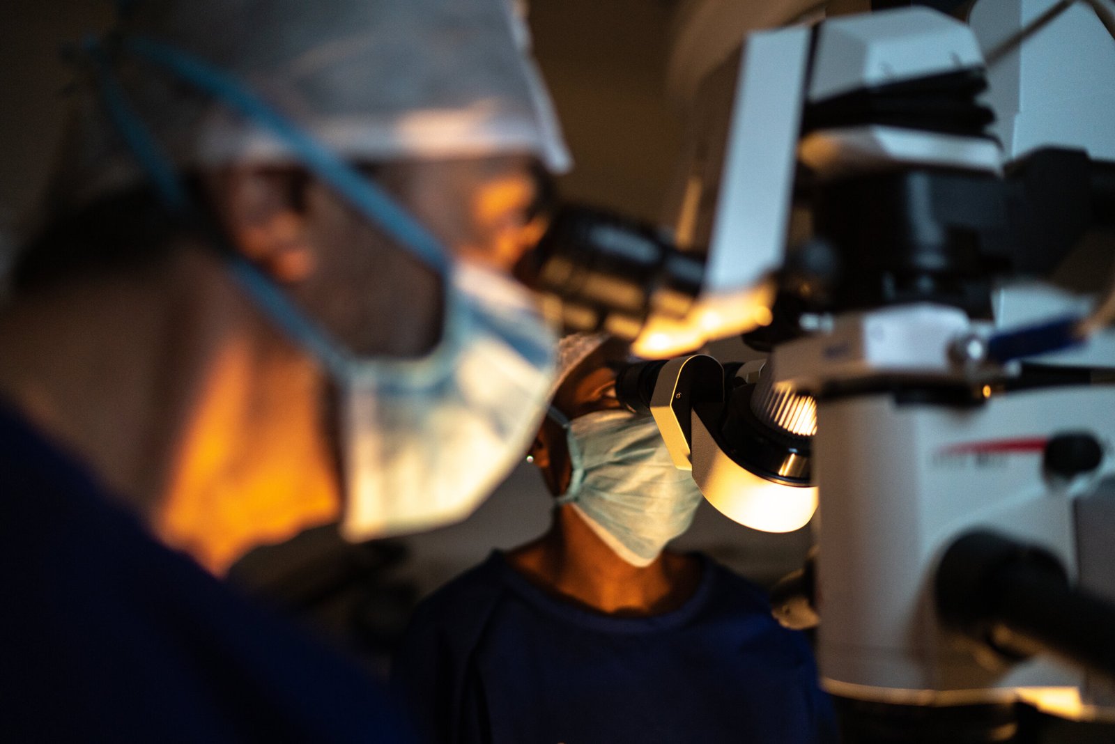 chirurgien réalisant une chirurgie de la rétine à l'aide d'un biomicroscope