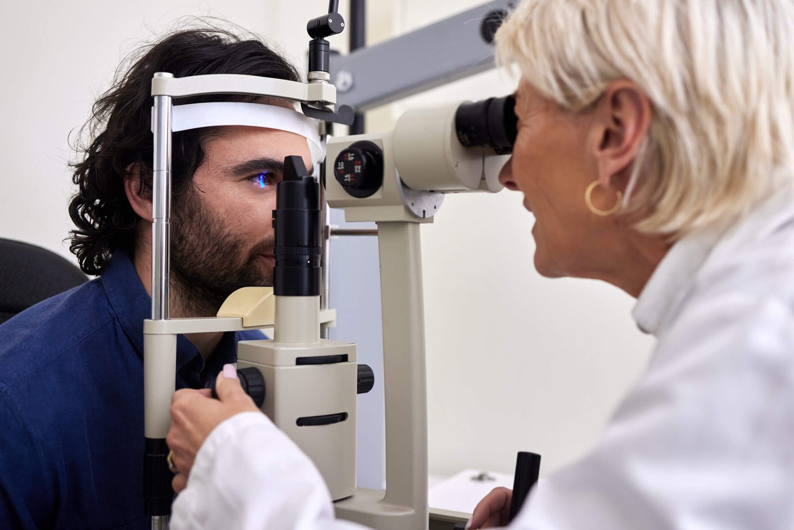 pole-ophtalmologie-colombes-la-defense patient bénéficiant d'un examen ophtalmologique pour surveiller la cornée et la conjonctive
