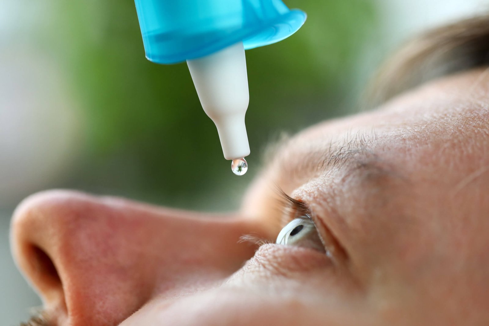 pole-ophtalmologie-colombes-la-defense patient mettant des gouttes oculaires contre le glaucome