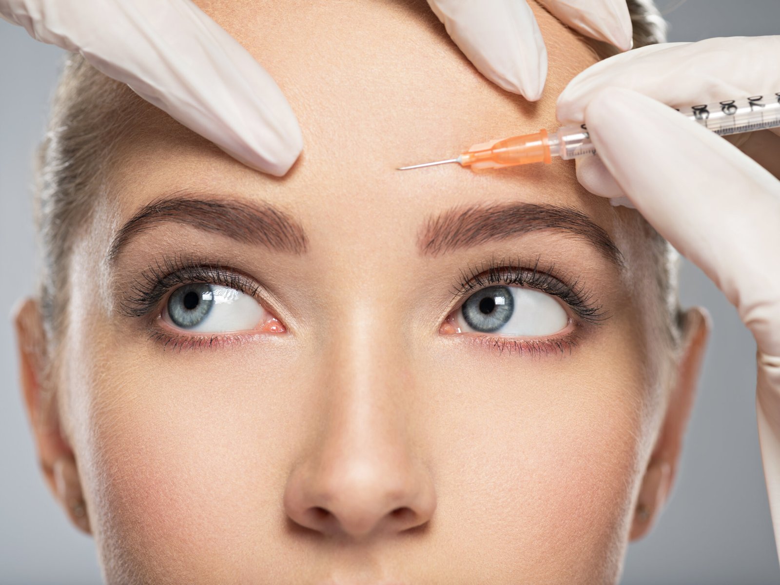 pole-ophtalmologie-colombes-la-defense jeune femme recevant une injection de toxine botulique sur le front