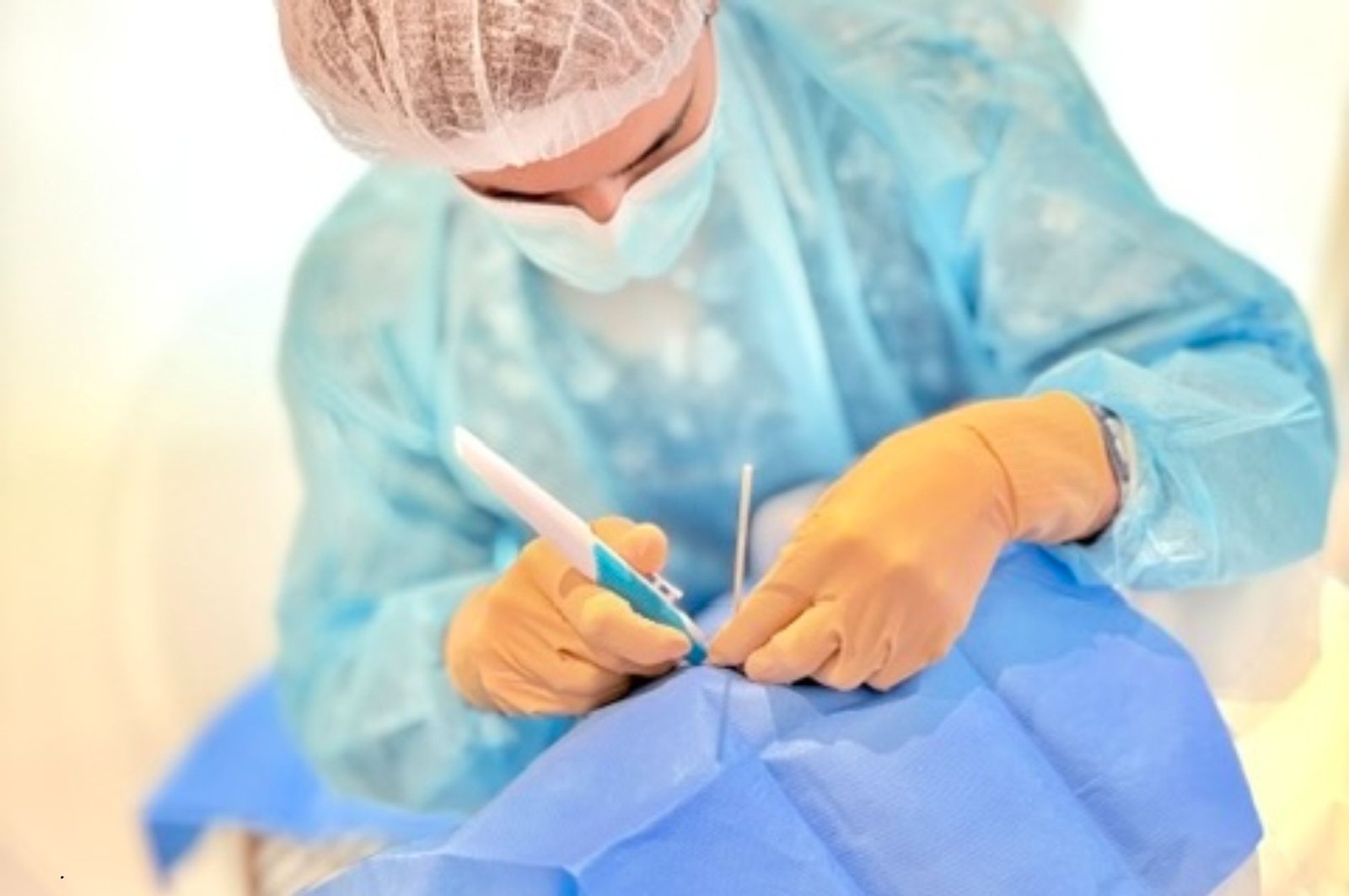 ophtalmologue réalisant une injection intra-vitréenne