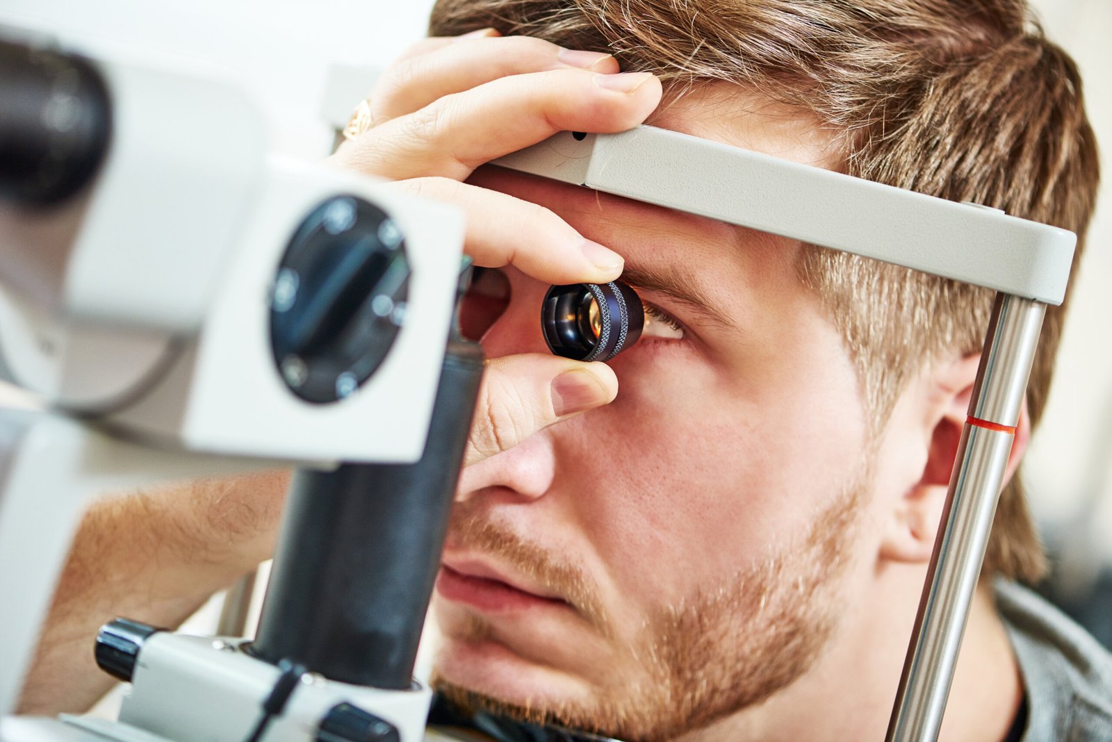 patient bénéficiant d'un traitement de la rétine par laser argon