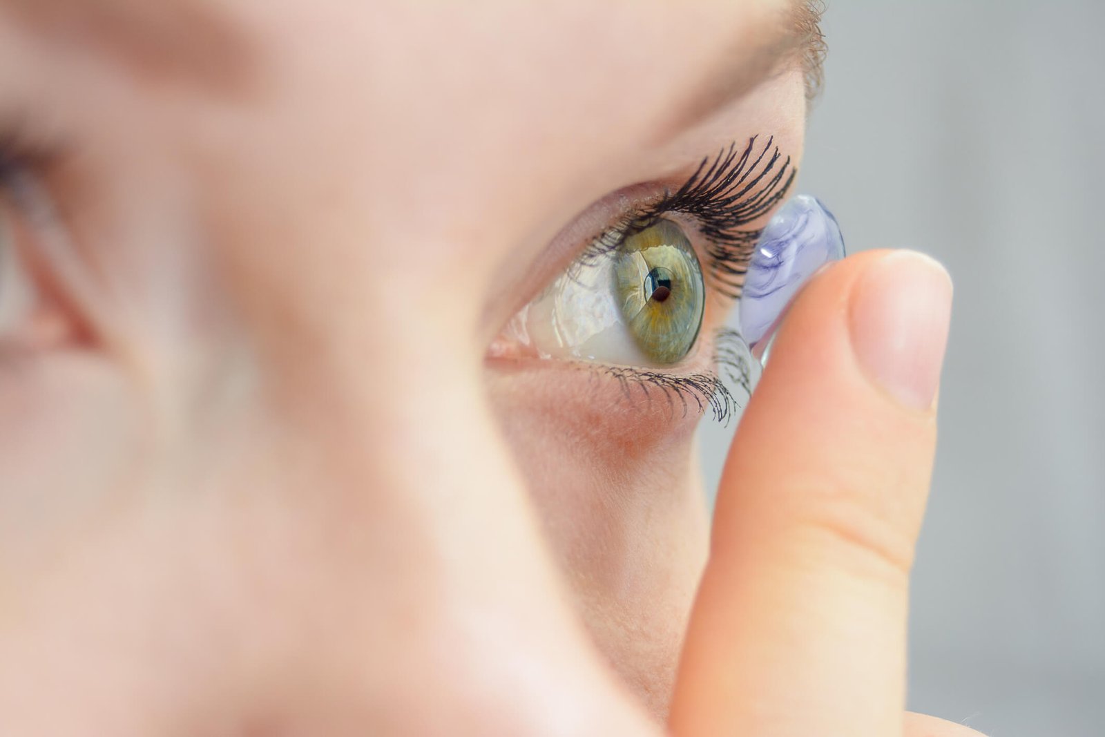 eune femme étant en train de mettre ses lentilles de contact