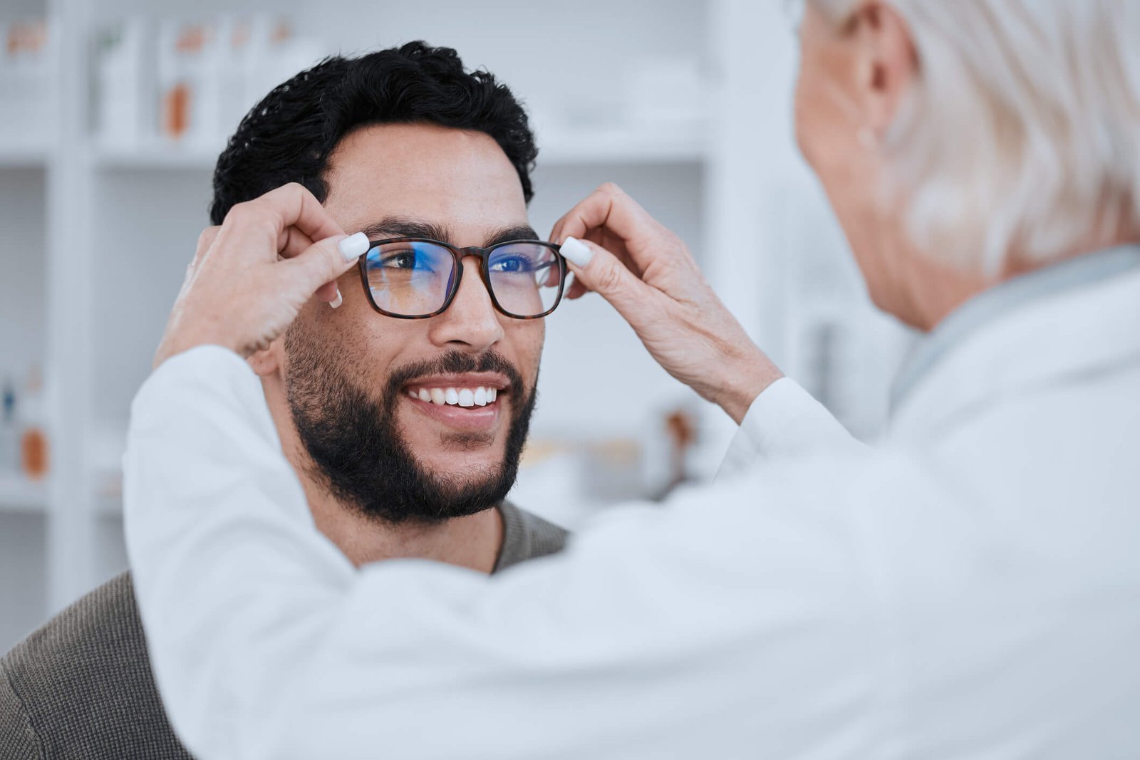 urgences-ophtalmologiques-colombes (1) patient essayant des lunettes de vue au pôle ophtalmologique Dourdan